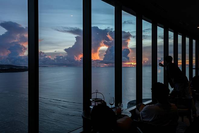 더 츠바키 타워 호텔 클럽라운지 '리나라'에서 노을을 즐기는 관광객 [사진/진성철 기자]
