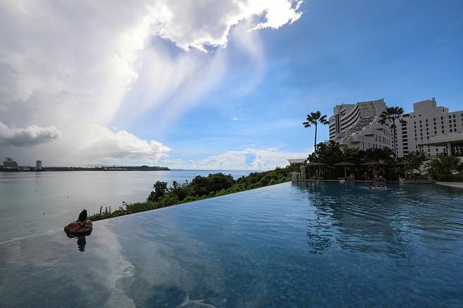 투몬만으로 이어지는 듯한 수영장 인피니티풀 [사진/진성철 기자]