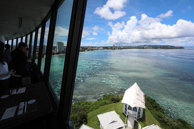 중식당 토리에서 바라본 투몬만과 닛코 괌의 크리스털 채플 [사진/진성철 기자]