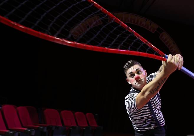 사람 키만 한 테니스 라켓을 휘두르는 어릿광대 [사진/진성철 기자]