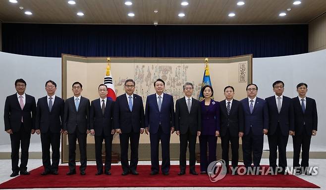 윤석열 대통령, 김홍균 주독일 대사 등에 신임장 수여 (서울=연합뉴스) 서명곤 기자 = 윤석열 대통령이 6일 오후 서울 용산 대통령실 청사에서 열린 추계 공관장 신임장 수여식에서 기념촬영을 하고 있다. 왼쪽부터 김태효 국가안보실 1차장, 정영수 주라오스 대사, 함상욱 주오스트리아 대사, 김창식 주뉴질랜드 대사, 박진 외교부 장관, 윤석열 대통령, 김홍균 주독일대사, 오영주 주베트남대사, 임웅순 주캐나다 대사, 김성한 국가안보실장, 최상목 경제수석, 복두규 인사기획관. 2022.10.6 seephoto@yna.co.kr