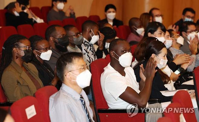 '세계 외국인 한국어 말하기 대회' 3년 만에 오프라인 개최 (서울=연합뉴스) 임헌정 기자 = 6일 오후 서울 동대문구 경희대학교에서 3년 만에 오프라인으로 열린 '2022년 제24회 세계 외국인 한국어 말하기 대회'에서 참석자들이 손뼉을 치고 있다. 2022.10.6 kane@yna.co.kr