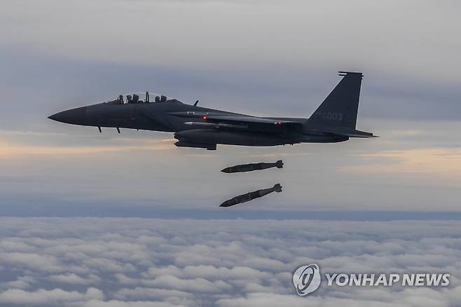 공대지 합동 직격탄(JDAM) 투하 (서울=연합뉴스) 한미 군 당국은 4일 북한의 중거리 탄도미사일(IRBM) 발사에 대응해 F-15K와 F-16 전투기를 투입해 공격편대군 비행과 정밀폭격훈련을 펼쳤다. 사진은 이날 훈련에 참가한 F-15K가 공대지 합동 직격탄(JDAM)을 투하하는 모습. 2022.10.4 [합참 제공. 재판매 및 DB 금지] photo@yna.co.kr