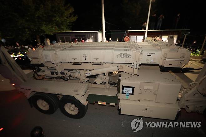 성주 사드기지에 군용장비·자재 등 반입 (성주=연합뉴스) 김현태 기자 = 6일 오후 10시께 사드(THAAD·고고도미사일방어체계)기지 입구인 경북 성주군 초전면 소성리 마을회관 앞 도로에 사드기지로 들어가는 장비를 실은 군용차량이 지나가고 있다. 2022.10.6 mtkht@yna.co.kr