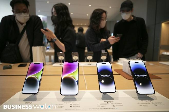 애플의 신제품&nbsp;아이폰14&nbsp;시리즈가 국내 정식 출시된 7일 오전 서울 중구 명동 애플스토어에서 구매희망자들이&nbsp;아이폰14&nbsp;제품을 체험하고 있다./사진=이명근 기자 qwe123@