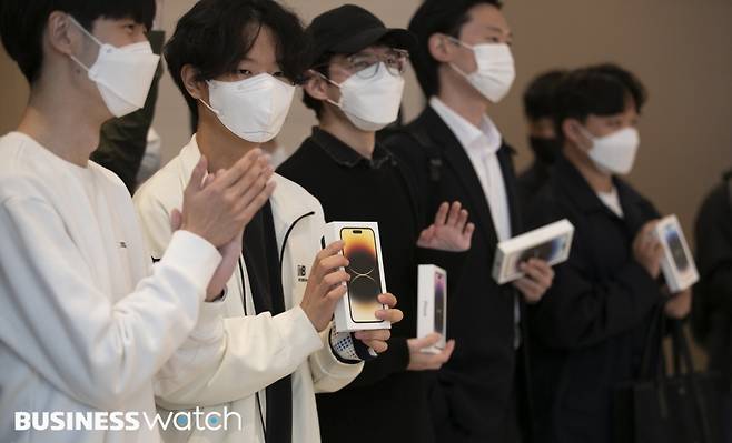 애플의 신제품&nbsp;아이폰14&nbsp;시리즈가 국내 정식 출시된 7일 오전 서울 중구 명동 애플스토어에서 구매자들이 새 폰을 들고 포즈를 취하고 있다./사진=이명근 기자 qwe123@