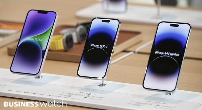 애플의 신제품&nbsp;아이폰14&nbsp;시리즈가 국내 정식 출시된 7일 오전 서울 중구 명동 애플스토어에서 구매희망자들이&nbsp;아이폰14&nbsp;제품을 체험하고 있다./사진=이명근 기자 qwe123@