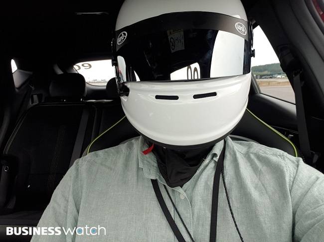 EV6 GT로 위험한 주행구간을 달릴 때는 헬멧을 착용했다./사진=김동훈 기자