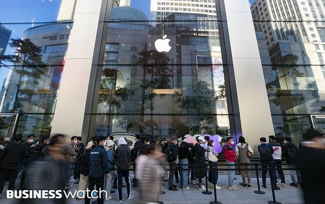 애플의 신제품 아이폰14 시리즈가 국내 정식 출시된 7일 오전 서울 중구 명동 애플스토어에서 구매희망자들이 아이폰14 제품을 구매하기 위해 줄을 서고 있다. /사진=이명근 기자 qwe123@