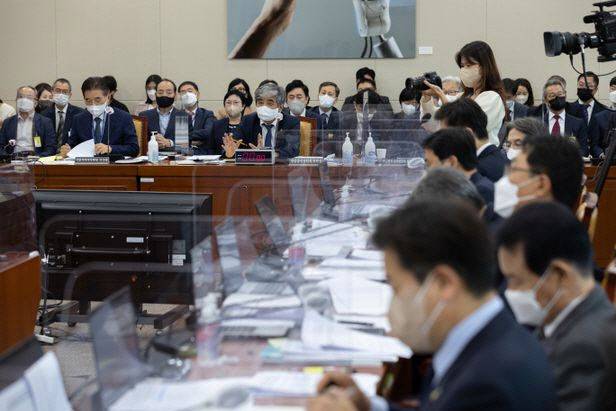 한상혁 방송통신위원회 위원장이 6일 서울 여의도 국회에서 열린 과학기술정보방송통신위원회의 국정감사에서 의원들의 질의에 답변하고 있다. 사진=뉴스1