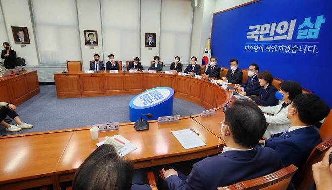 7일 서울 여의도 국회에서 열린 더불어민주당 최고위원회의장에 김대중 전 대통령과 노무현 전 대통령, 문재인 전 대통령의 사진이 걸려 있다.(사진=뉴스1)
