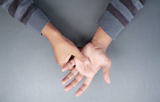 컴퓨터와 스마트폰 등을 많이 사용하면서 수근관 증후군 환자가 늘어나고 있다ㅣ출처: 게티 이미지뱅크