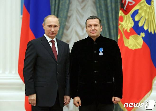 블라디미르 푸틴 러시아 대통령이 TV 진행자인 블라디미르 솔로비요프와 함께 사진 촬영을 하고 있다. 솔로비요프는 친크렘린 성향으로 '푸틴의 목소리'로 불린다.2013.12.25/뉴스1 ⓒ AFP=뉴스1 ⓒ News1 김민수 기자