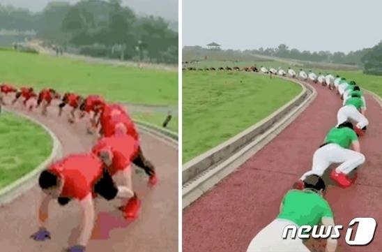 단체로 '악어 걸음'을 하고 있는 중국인들 - 웨이보 갈무리