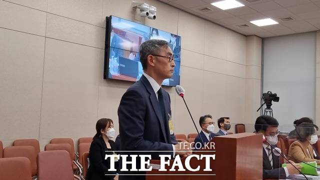 6일 오후 여의도 국회에서 열린 산업통상자원중소벤처기업위원회 소관 중소기업벤처부·특허청 국정감사에서 윤종하 MBK파트너스 부회장이 국회의원들의 질문에 답하고 있다. /국회=이선영 기자