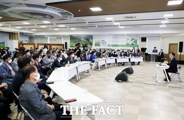 하승철 경남하동군수가 민선8기 출범 100일을 맞아 군청 대회의실에서 군민 열린토론회를 하고 있다./하동군 제공