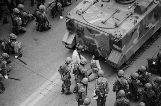 1980년 5·18 당시 금남로에 투입된 계엄군 [이미지출처=연합뉴스]