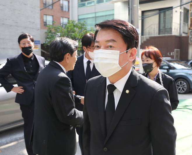 안철수 국민의힘 의원이 5일 서울 서대문구 김옥길 기념관에 마련된 김동길 연세대 명예교수의 빈소 조문을 위해 이동하고 있다. /뉴스1