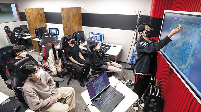 칠판 대신 게임 모니터 지난달 26일 서울 강남구 T1 E스포츠 아카데미에서 수강생들이 수업을 듣고 있다. 수업을 진행하는 채광진(오른쪽) 코치는 인기 게임 ‘리그 오브 레전드’ 맵 화면을 띄워놓고, 학생들이 조종한 캐릭터의 움직임을 하나하나 복기했다. /김지호 기자