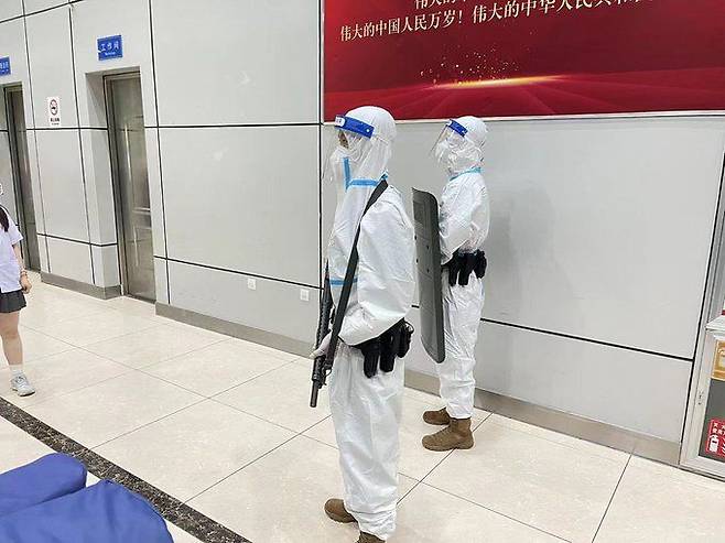 중국 코로나 방역 조치 일환으로 공항 폐쇄를 위해 투입된 경찰이 총을 들고 있다. /트위터