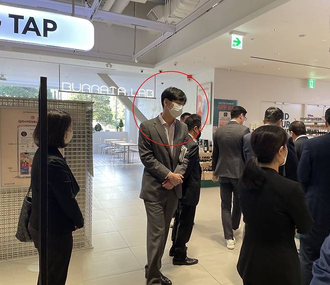 7일 롯데마트 보틀벙커를 찾은 신유열 롯데케미칼 일본지사 상무.(가운데 동그라미) /이신혜 기자