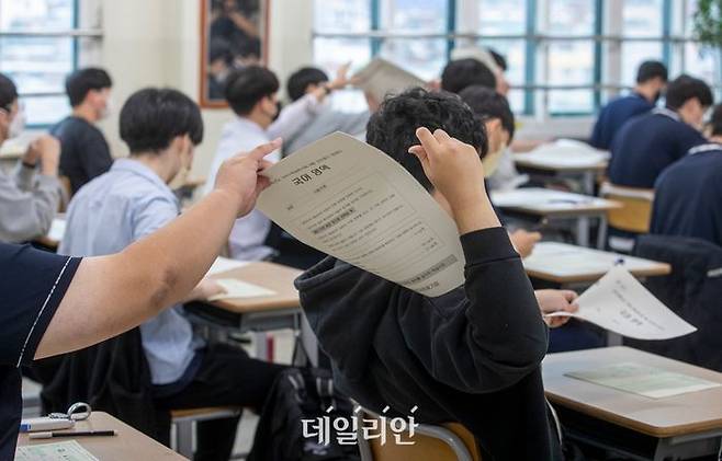 지난 8월 31일 서울 용산구 용산고에서 열린 2023학년 대학수학능력시험 모의평가. 수험생들이 시험지를 받고 있다. ⓒ사진공동취재단