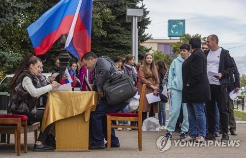 지난달 24일 우크라이나 루한스크 주민들이 러시아 귀속 찬반 투표에 참여하고 있다. 연합뉴스