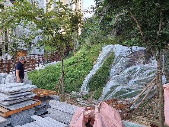 대장동 신도시의 한 경사지. 폭우 피해 한달이 넘도록 복구 되지 않은 채 추가로 흙이 쓸려내려오는 걸 막기 위한 비닐만 덮여있었다. 최선욱 기자