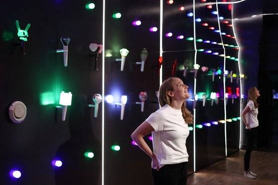 런던 빅토리아 앤드 앨버트 뮤지엄(V&A)에서 진행 중인 ‘한류! 더 코리안 웨이브’ 전시에 나온 형형색색의 아이돌 응원봉. 각 아이돌 그룹의 정체성을 시각화한 것으로 라이브 콘서트에서 그룹과 팬들의 상호작용 도구다. [로이터=연합뉴스]