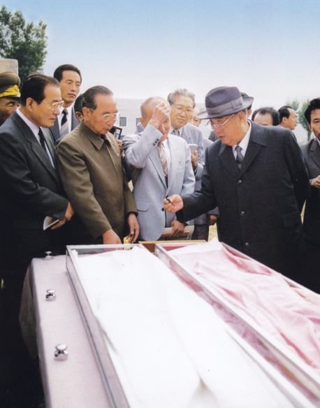 북한 김일성 주석이 살아 생전 단군릉에서 발굴된 단군의 뼈를 보고 있다. 북한 자료 『우리 민족의 원시조 단군』에서. [사진 강인욱]