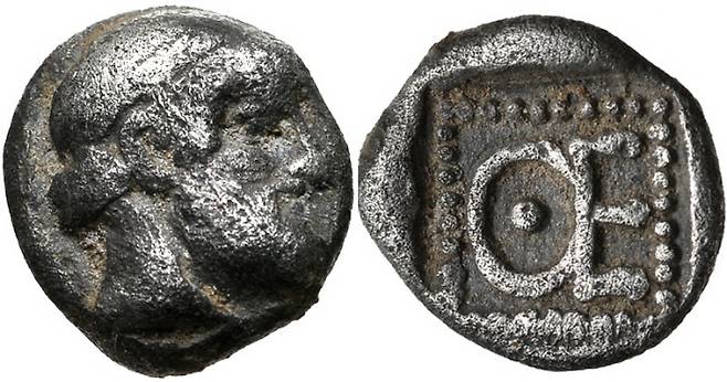 기원전 465~459년, 마그네시아에서 주조된 동전. 앞면에는 제우스의 두상이 새겨져 있고 뒷면에는 이곳을 하사받아 지배했던 테미스토클레스의 그리스어 이니셜인 Θ와 Ε가 새겨져 있다.