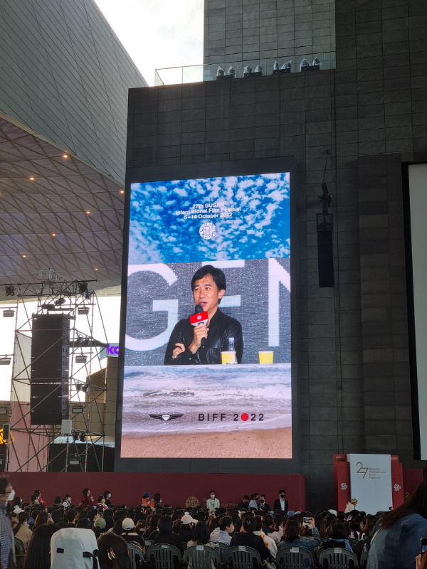7일 부산 해운대구 영화의전당 야외무대 전광판에 오픈토크 ‘양조위의 화양연화’에 참석한 배우 양조위의 모습이 중계되고 있다.