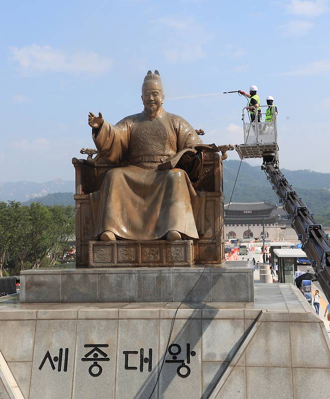 Statue of King Sejong in Jongno, Seoul (Im Se-jun/The Korea Herald)