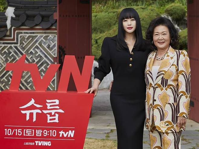 7일 tvN 새 토일드라마 ‘슈룹’ 제작발표회가 온라인으로 생중계됐다. 제작발표회에 앞서 ‘슈룹’에 출연하는 배우 김혜수(왼쪽)와 김해숙이 포토타임을 갖고 있다. tvN