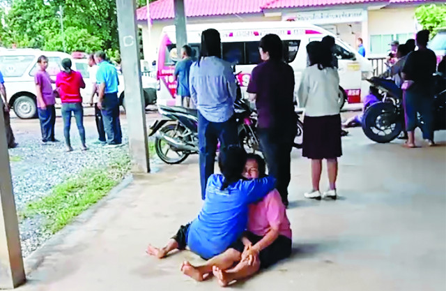 한 여성이 6일 태국 북동부 농부아람푸주 나끌랑 지역의 한 보육시설에서 바닥에 주저앉아 다른 여성의 위로를 받고 있다. 이 보육시설 등에서 일어난 총기 난사 사건으로 어린이 24명을 포함해 최소 38명이 목숨을 잃었다. AP연합뉴스