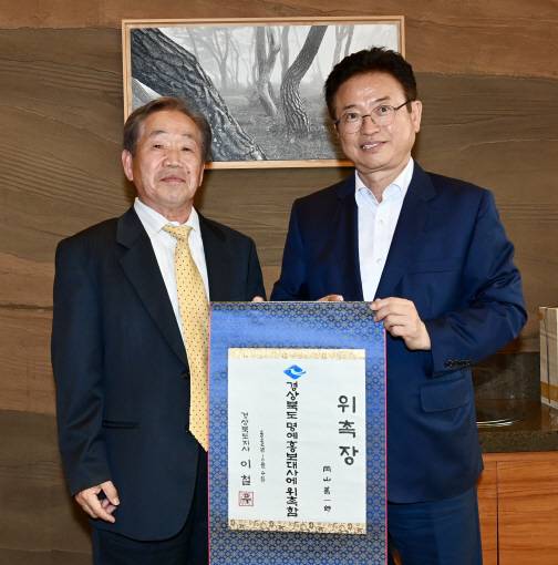지난 4일 이철우 경북도지사가 일본 오카야마 젠이치로 교수에게 경북도 명예홍보대사 위촉장을 전달하고 있다. [사진 제공 = 경북도]