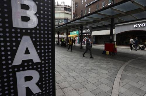 서울시내 한 가게 앞에 설치된 영어 간판. (사진은 기사와 직접 관련 없음) [사진 출처 = 연합뉴스]