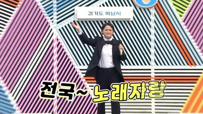 Some viewers complained about the broadcast order issue on KBS 1TVs National Singing Contest, which set Kim Shin-Young as MC after the late Song Hae.On October 6, the National Singing Contest viewers bulletin board said that Choices of the National Singing Contest production team did not understand.Why did the first recorded Deagu dalseo-gu go out late and the late recorded Gyeonggi Province Hanam go out first.And Kim Shin-Young is Deagus daughter.The broadcast also posted an article titled Do not you have to go out first with Deagu dalseo-gu as Deagus daughter?The author said that KBSs response to Choices first broadcast of the Gyonggi Province Hanam recorded afterwards did not understand, and said, I am too excited as a Deagu dalseo-gumin.Is it a crime? I am so angry to think about it again. On the 7th, another author said, According to the circumstances of the broadcasting station, we can send out the recordings first.It is a Deagu dalseo-gu broadcast with the symbol of the first formal recording of Kim Shin-Young, a formal MC after the death of the national MC Song Hae, but it seems that this is not turned around later. The National Singing Contest is the longest program in Korea that has been held every Sunday for 42 years. It was hosted by Song Hae for 34 years from May 1988 to June 2022.With interest in who will take the post of successor MC after Song Haes death, KBS has selected Kim Shin-Young as the new MC.Kim Shin-Young started recording Deagu Dalseo-gu on March 3 and started as a formal National Singing Contest MC.Kim Shin-Young, who was at the age of seven, was in the National Singing Contest with his father and now felt like he was in charge of the National Singing Contest MC. I will do my best to follow the will of Song Hae, Kim Shin-Young said.While some viewers are pointing out, Kim Shin-Youngs first National Singing Contest will be broadcast on October 16.Kim Shin-Young, who introduced himself as the youngest daughter of Sunday in the preview video released on the 5th, was expected to see Yang Hee-eun, Song Eun-yi, Park Seo-jin, Butterfly, Ailee, Brave Girls and Lee Gye-in, who visited the recording site.