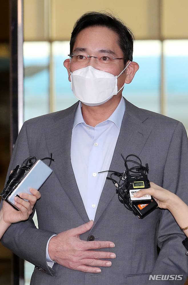 [서울=뉴시스] 조성우 기자 = 북중미·유럽 출장을 마친 이재용 삼성전자 부회장이 21일 오후 서울 강서구 서울김포비즈니스항공센터를 통해 귀국하며 취재진 질문에 답하고 있다. 2022.09.21. xconfind@newsis.com