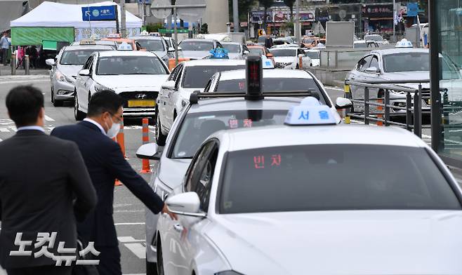 심야 택시난 완화 대책이 발표된 지난 4일 오후 서울 중구 서울역 택시승강장에서 시민들이 택시를 기다리고 있다. 국토교통부는 심야 시간대 택시난 해소를 위해 탄력호출료와 강제 배차제를 도입하기로 했다. 현행 최대 3천원인 심야 시간 택시 호출료가 이르면 이달 중순부터 최대 5천원까지 인상 적용될 전망이다. 또한 타다·우버 같은 폴랫폼 운송 수단도 확충하겠다고 발표했다. 류영주 기자