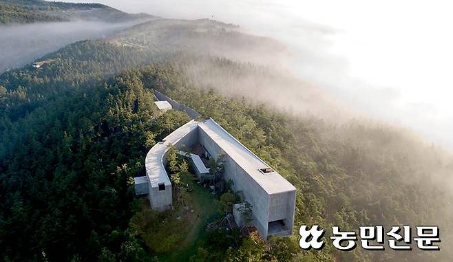 경북 군위군 부계면의 사유원 내 소요헌. ‘장자’의 소요유에서 따온 이름이다. 포르투갈 건축 거장 알바로 시자의 작품으로 천천히 거닐며 산책하기 좋은 공간이다. 사진제공=김종오 사진작가