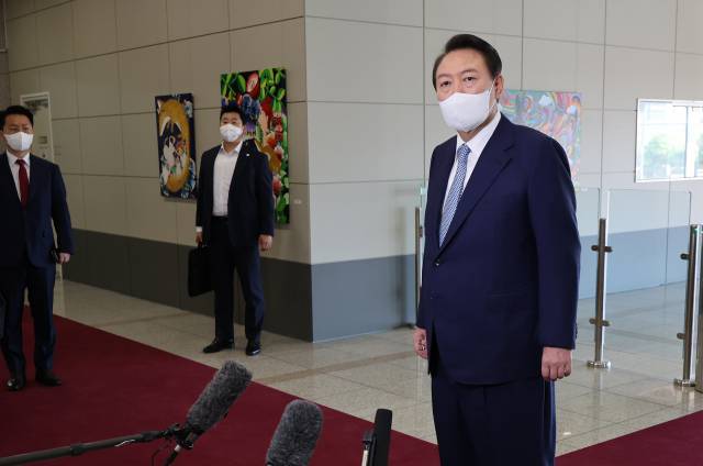 ▲윤석열 대통령이 7일 오전 서울 용산 대통령실 청사로 출근, 취재진의 질문에 답하고 있다. ⓒ연합뉴스