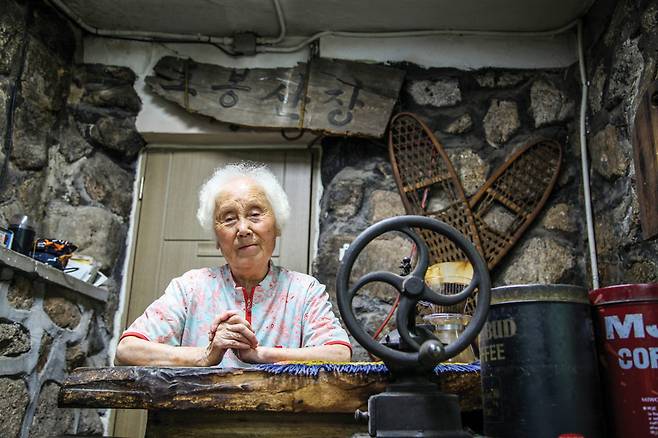 도봉산장 옛 현판은 산장 안으로 옮겨져 보존되고 있다.&nbsp;