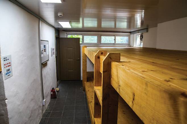 도봉산장 2층에는 한국등산학교 수강생들을 위한 침상이 구비돼 있다.&nbsp;