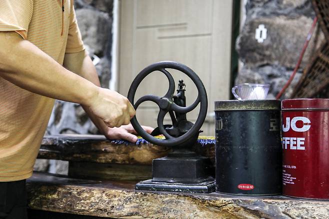 1985년 독일에서 들여온 그라인더.&nbsp;