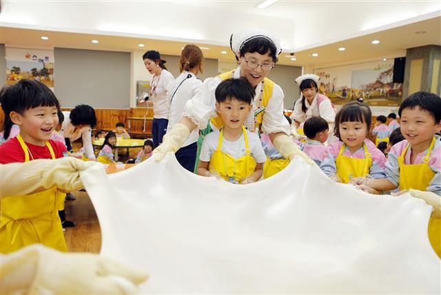 ‘국가대표 왕치즈피자 만들기’ 프로그램에 참여한 어린이들이 즐거워하는 모습. 임실군 제공