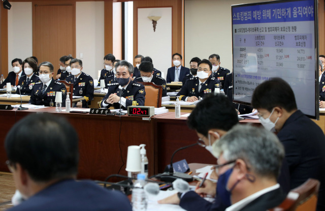 윤희근 경찰청장이 7일 오후 서울 서대문구 경찰청에서 열린 국회 행정안전위원회의 경찰청 국정감사에서 더불어민주당 임호선 의원의 질의를 듣고 있다. / 연합뉴스