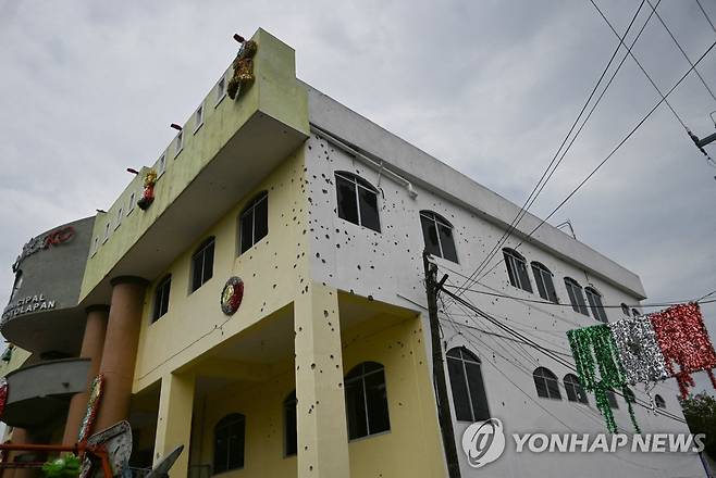 멕시코 산 미겔 토토라판 시 시청에 남은 총격의 흔적 (로이터=연합뉴스) 5일(현지시간) 멕시코 남부 게레로주 산 미겔 토토라판 시 시청에서 무장괴한의 총격으로 시장 포함 최소 20명이 숨졌다. 2022.10.06. photo@yna.co.kr