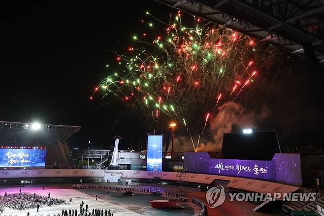 '새로 만드는 위대한 울산' (울산=연합뉴스) 임화영 기자 = 7일 오후 울산종합운동장에서 열린 제103회 전국체육대회 개회식에서 성화 점화 후 폭죽이 터지고 있다. 2022.10.7 hwayoung7@yna.co.kr