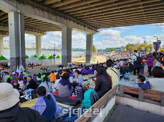 8일 오후 3시 기준 서울 양화대교 아래에는 세계불꽃축제를 보려는 시민들로 넘쳐났다. (사진=황병서 기자)